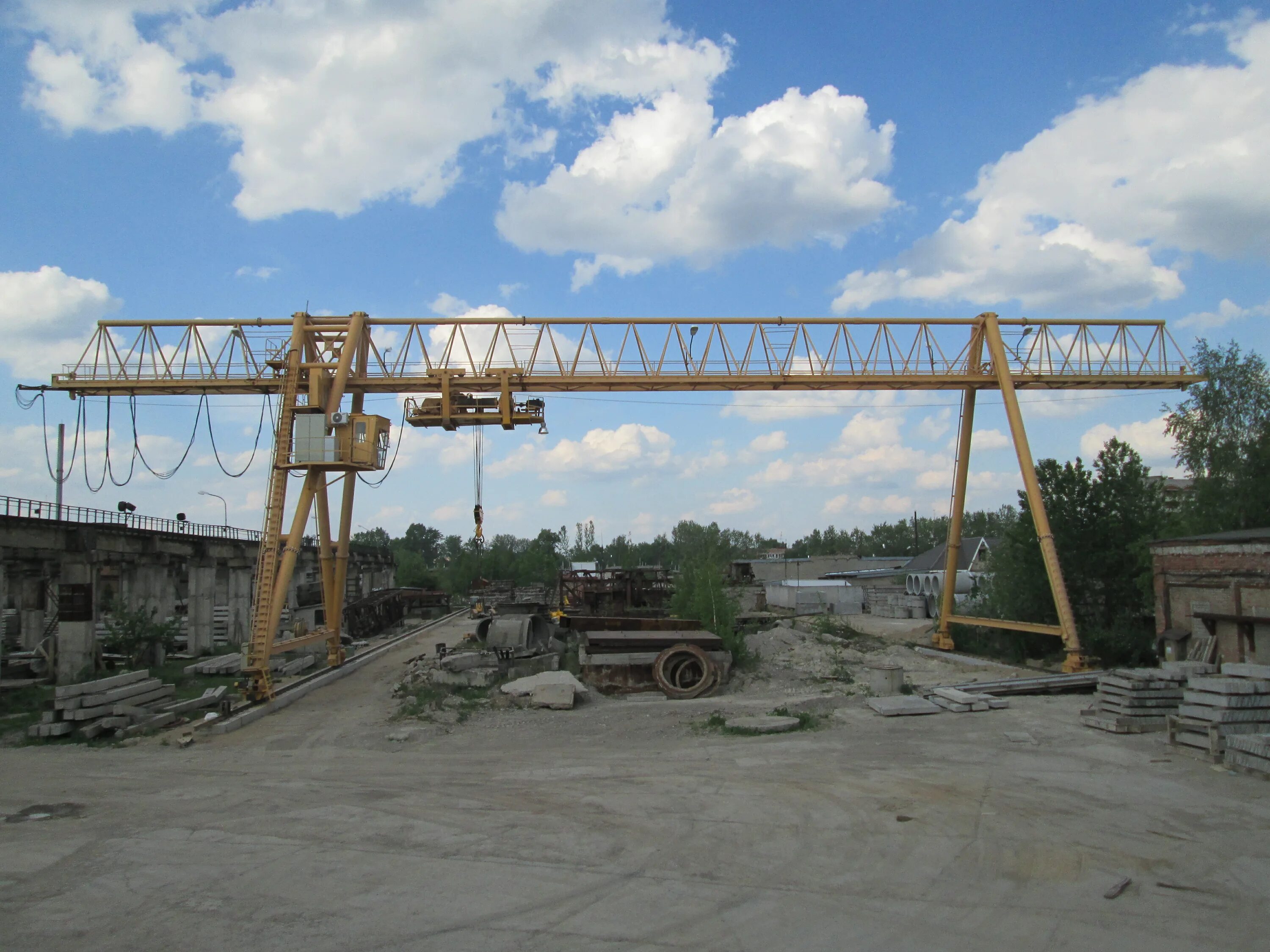 площадка козловым краном. башенный кран жби 6. козловой кран на улице. открытая площадка с козловым краном. арендую площадку с краном.