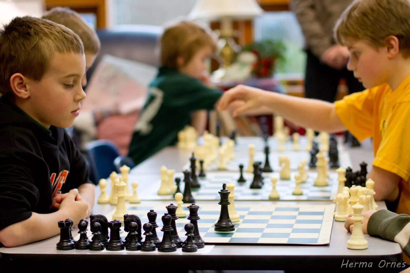 We play chess with tomas. Томас сангстер ход королевы. We play chess with tomas. Чесс тв. Стрим шахматы.