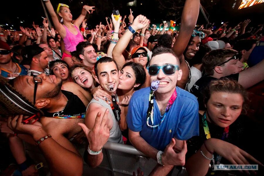 сумасшедшие вечеринки. вечеринка выпускников. люди тусуются. женщины в отрыве. тусовка с алкоголем.