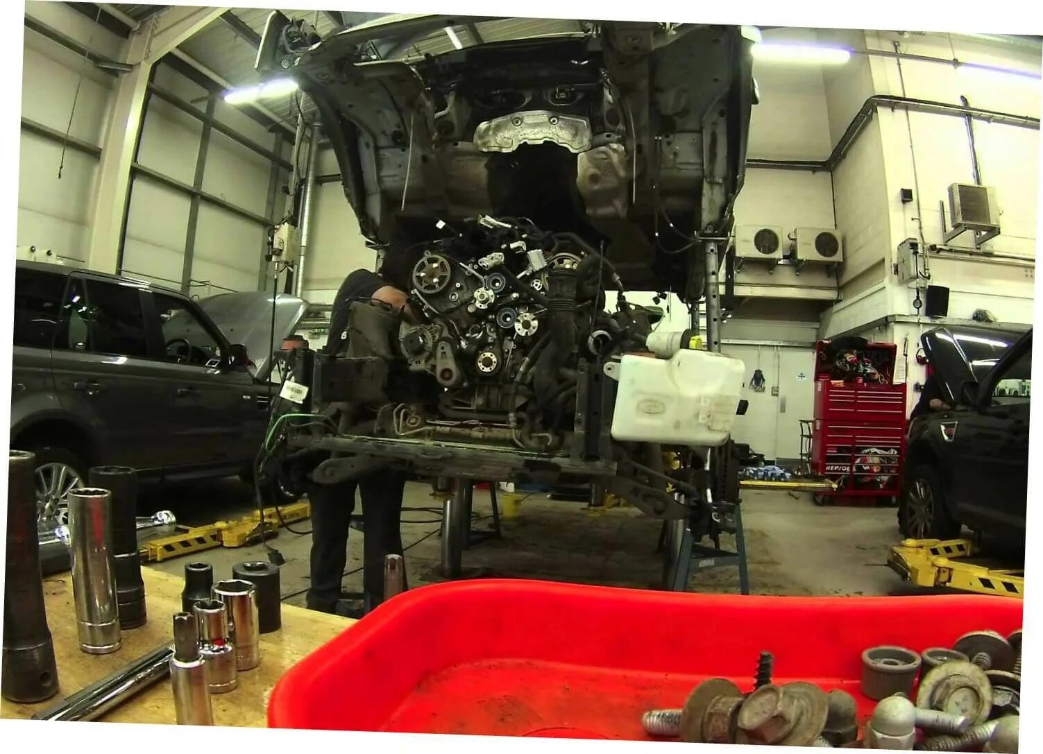 Двигатель ленд Ровер Дискавери 3. Discovery 3 снятие мотора. Ленд Ровер Дискавери 2.7 снятие двигателя. Снятие ГБЦ Land Rover Discovery 3.