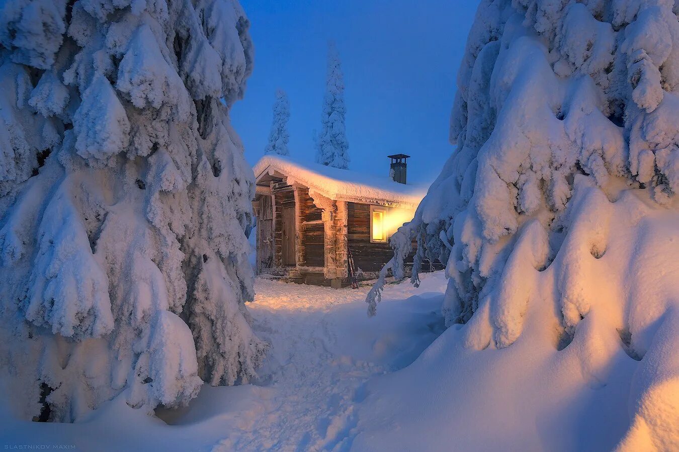 украинская изба зимой. дом занесло снегом. снежный домик. домик в снегу. иглу - снежный дом эскимосов.