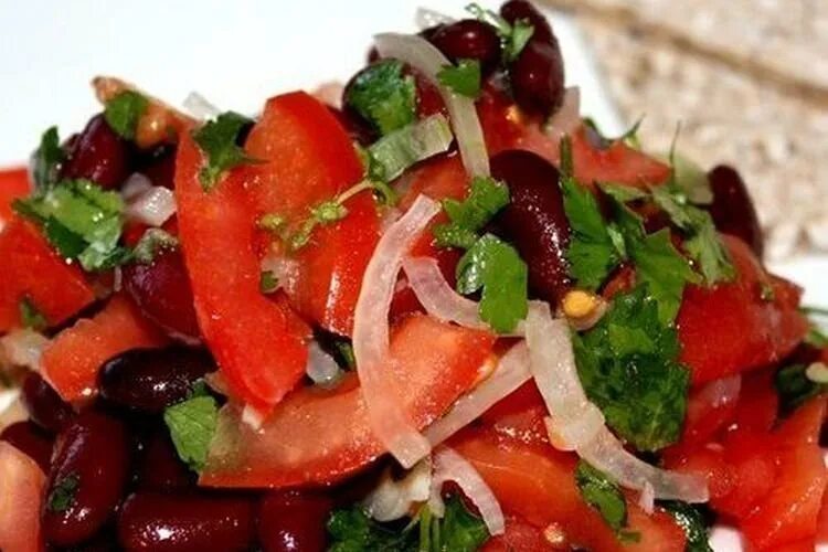 Курица фасоль помидор. Салат фасоль. салат с фасолью и помидорами. салат с красной фасолью и помидорами. салат с фасолью и помидорами и болгарским перцем.
