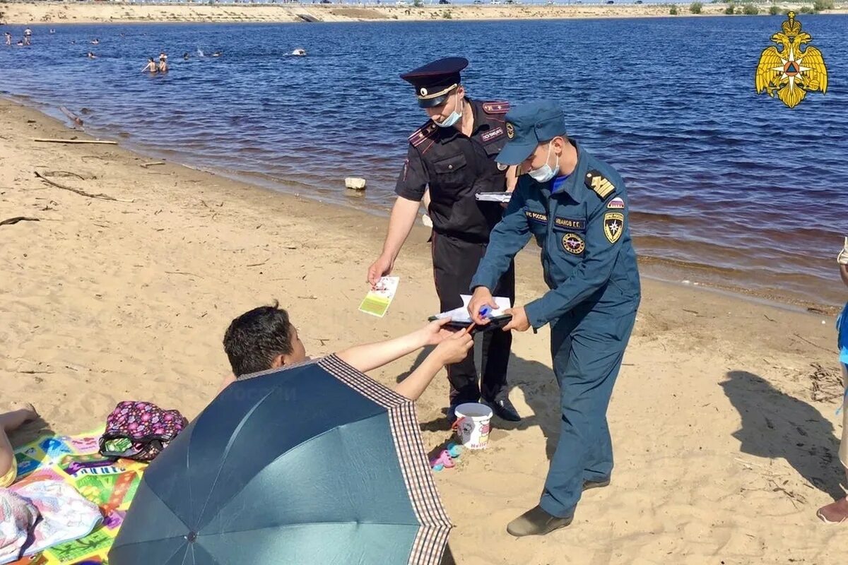 МЧС на пляже. Спасатели на воде. Спасатель ГИМС. Человек утонул в море