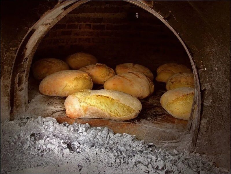 Печь хлеб в форме. Печь для выпечки хлеба. Хлеб в печи. Выпекание хлебобулочных изделий. Пироги в русской печке.