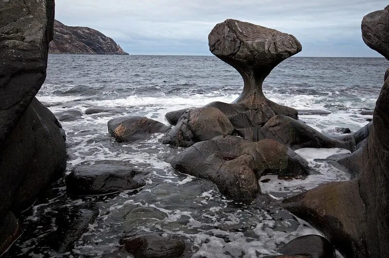 Kannesteinen в Норвегии. Скала Канненстейнен. Вода камень точит. Каменный берег. Почему вода камень точит
