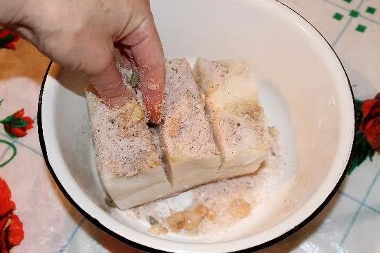 сало соленое с чесноком и перцем. красивое сало. сало соленое домашнее. способы засолки сала. сало.