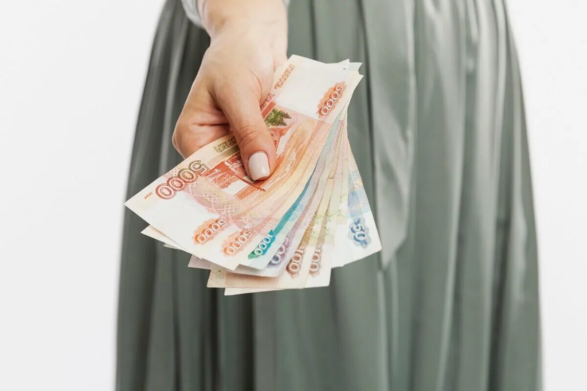 Взять кредит 5 миллионов рублей. Рубли в руках. Девушка с рублями в руках. 70 Тысяч рублей в руках. 400 Рублей в руках.