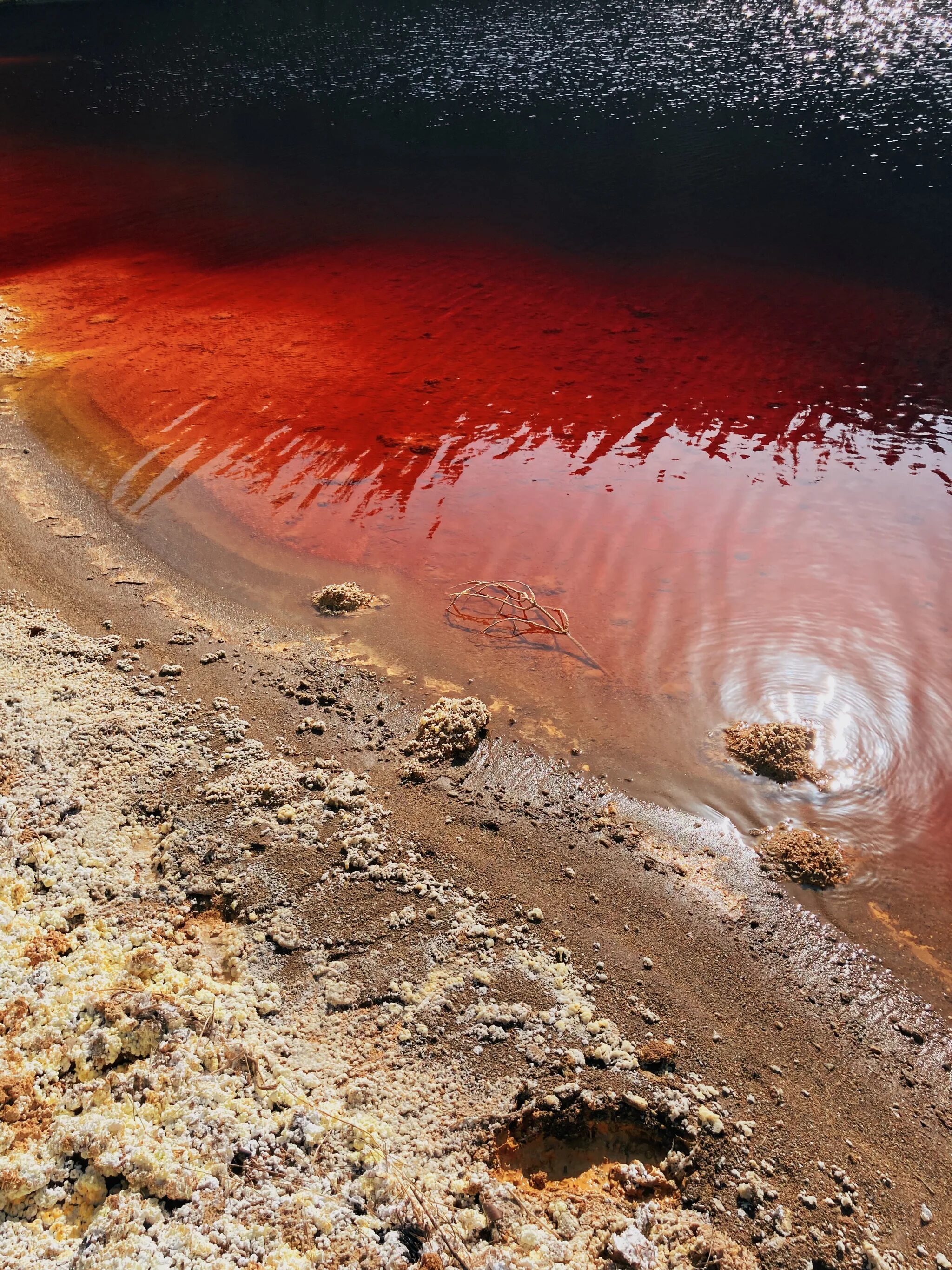 Кровавое озеро Кипр. Красное озеро Кипр. Есть красное озеро