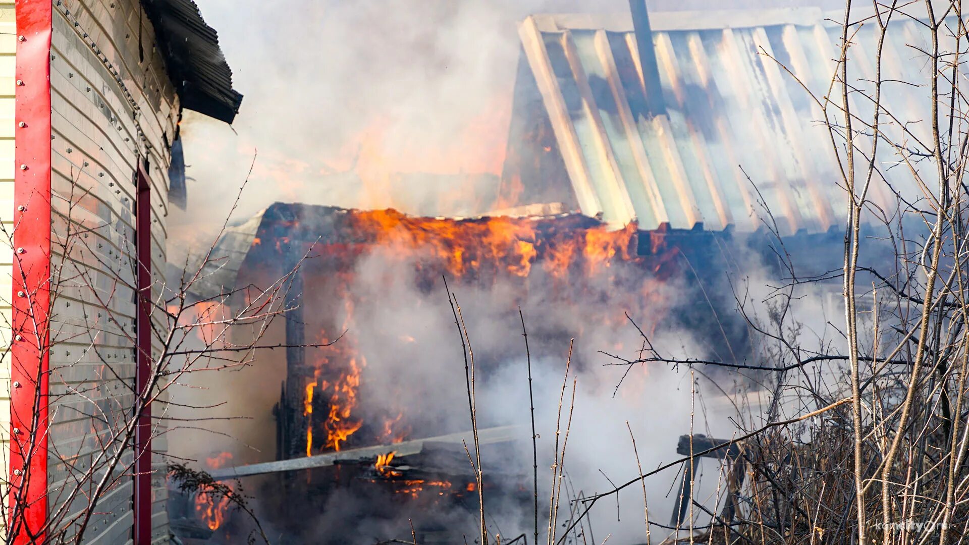 пожар в химбаза тверь. пожар в доме. дом в огне. 5 предложений с метафорами. 01.