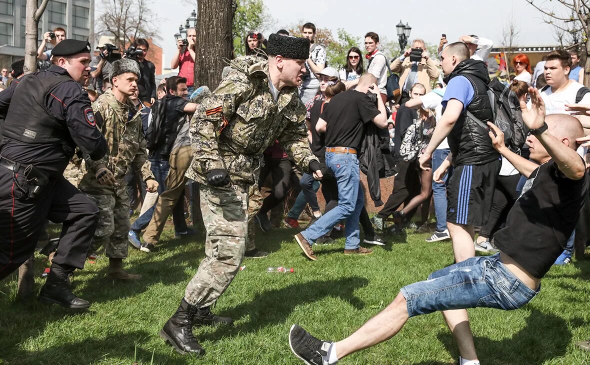 5 мая 2018 года. Казаки нагайками разгоняют митинг в Москве. Казаки избивают людей нагайками. Казаки разгоняют демонстрацию в Москве.