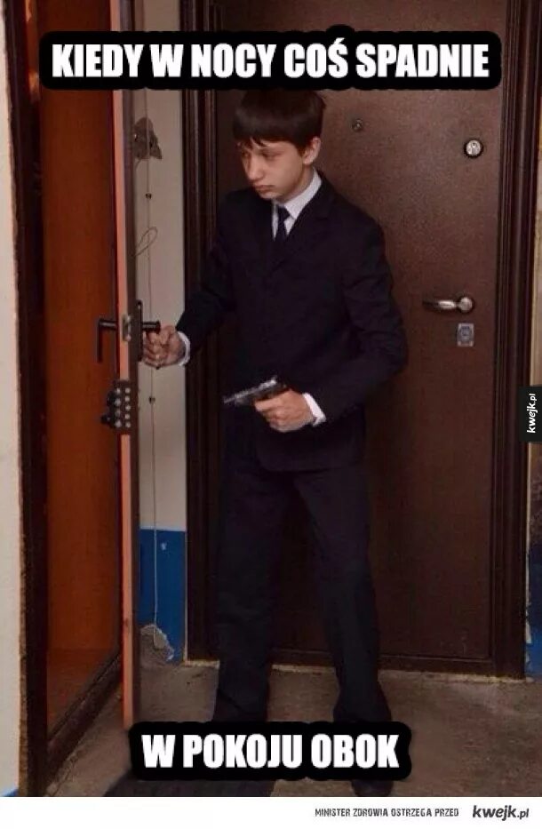 Дверь закрыл упади. Человек перед дверью. Мужчина в дверном проеме. Дверь закрыл упади. Дверь мем.