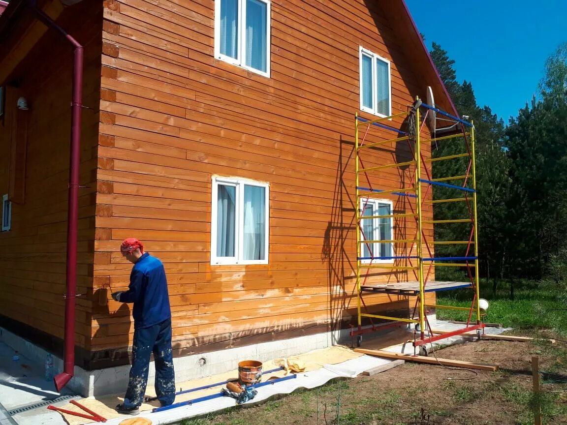Стоимость покраски дома снаружи. Покраска деревянного дома. Покрасить деревянный дом. Покраска деревянного дома снаружи. Покрасить дом из бруса.