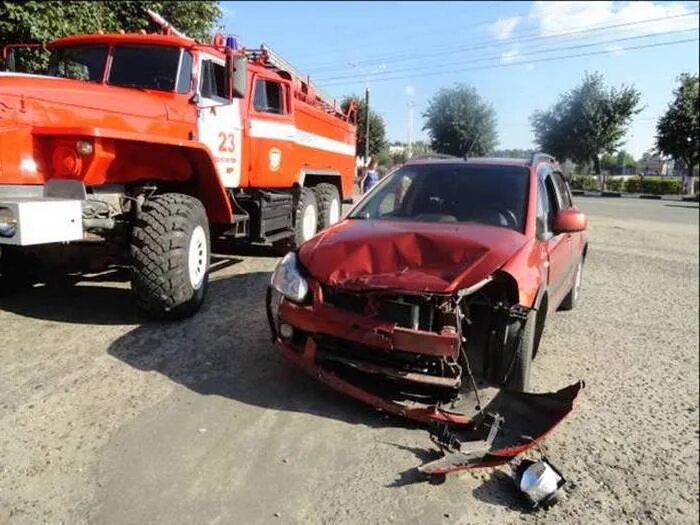 Машина в аварии фото. Красный джип битый.