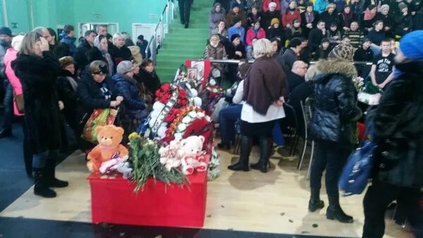 4.12.2016 Нефтеюганск трагедия. Прощание с ребенком похороны. Похороны детей в Нефтеюганске. Сколько продлится траур крокус