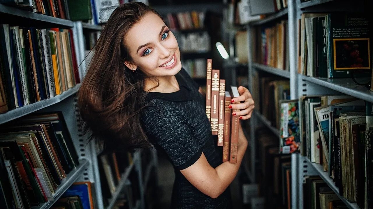 Умная девушка. Девушка с книгой. Девушка в библиотеке.