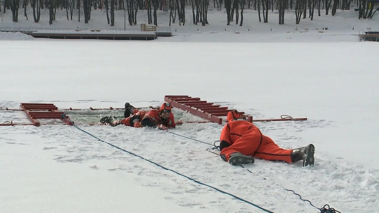 Учения спасателей на Комсомольском пруду. Спасение человека из полыньи. Спасатели утонули