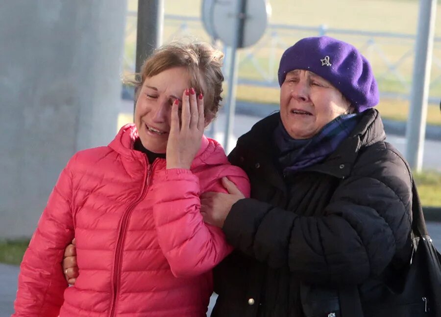 Родственники погибших в москве. Родственники жертв авиакатастрофы в аэропорту. Фото пассажиров рейса 9268 Шарм.