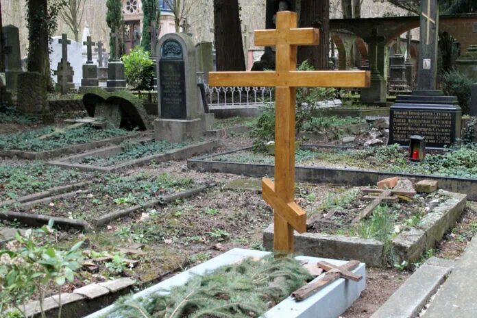 Памятник ставят православным. Могильный крест на могиле православных. Православный Могильный крест памятник. Православный крест могилт Могильный. Деревянный крест на могилу.