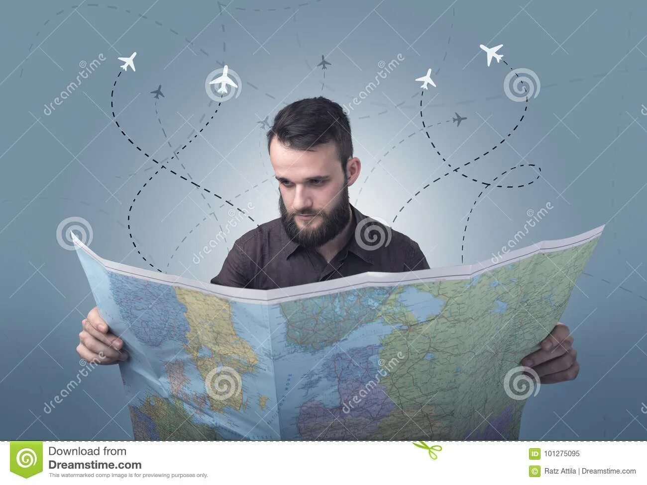 Нужен человек с картой. Человек с картой в руках. Человек держит карту в руках. Человек держитмт карту. Человек с картой местности в руках.