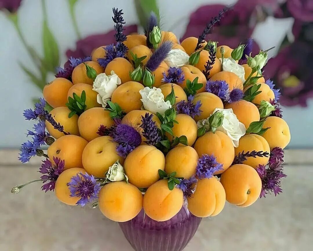сладкие фруктовые букеты. букет из персиков и нектаринов и абрикосов. цветочные фруктовые. композиции из цветов и фруктов. букет из фруктов оригинальный.
