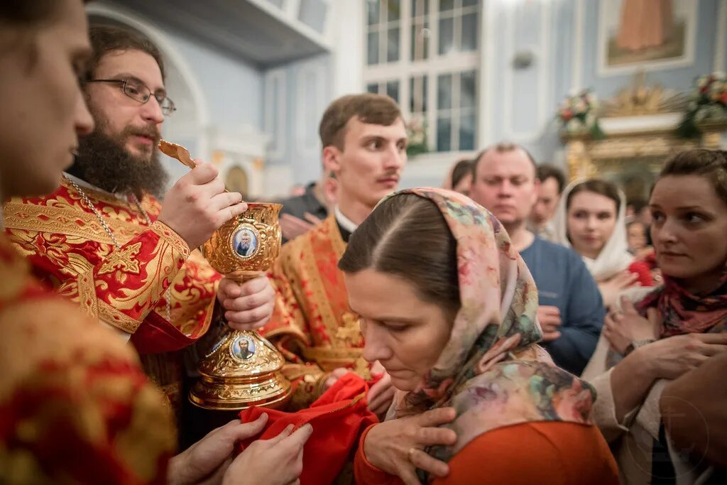 Благодарственные по святом причащении. Причастие в церкви. Причастие церковное. Причаститься в церкви. Причащение на Пасху.