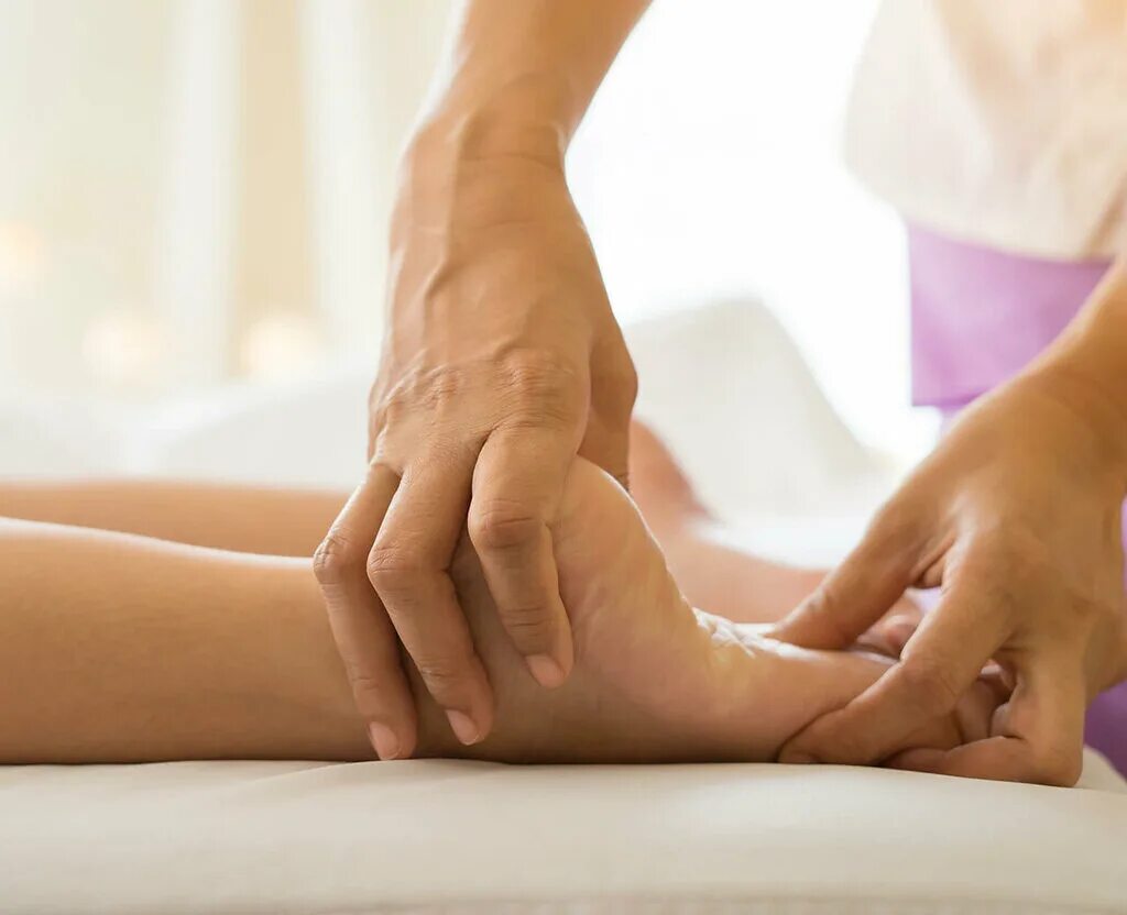 массаж ног самому себе. массаж стопы. самомассаж растирание. самомассаж голеностопа. массаж ног самому себе.