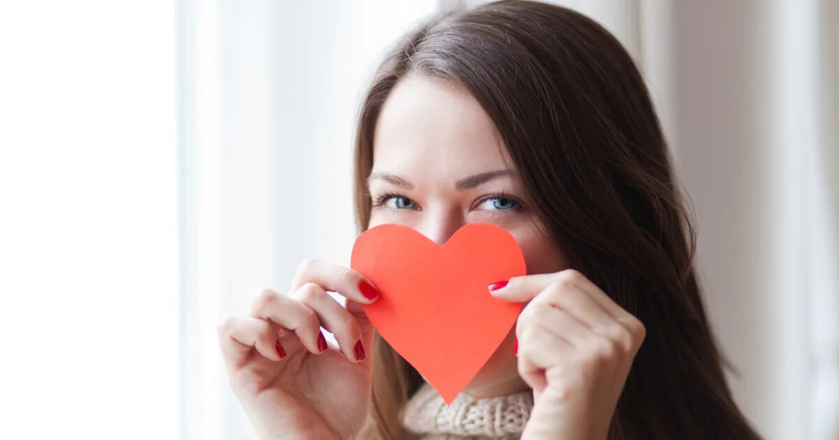 We love woman. Сердце на щеке. Девушка обнимает макбук. We love woman. Счастливые влюбленные.