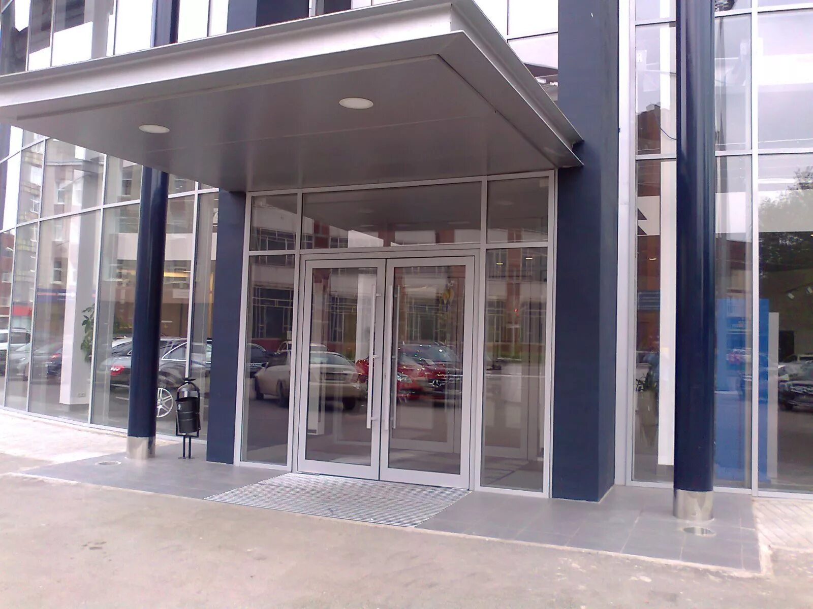 дверь в офисное здание. вращающаяся дверь. дверь в офисное здание. дверь в офисное здание. дверь в офис.