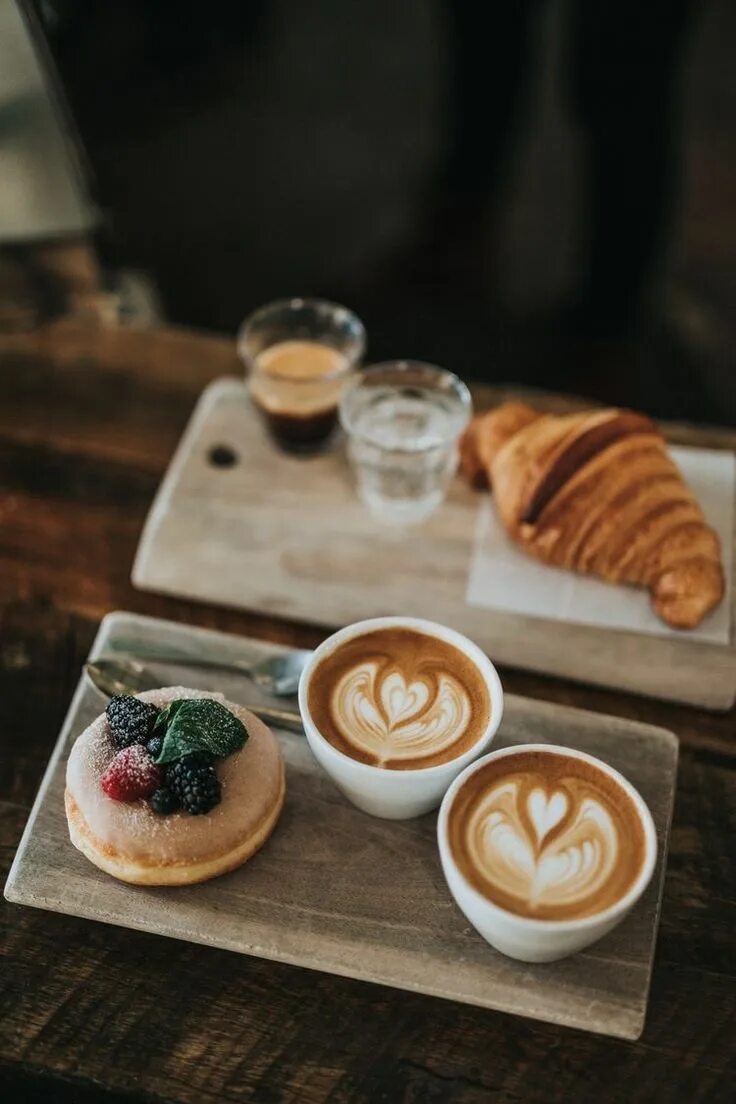 Завтрак с кофе. Кофе и десерт. Красивый завтрак с кофе. Стильный завтрак.