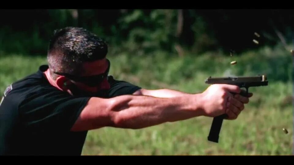 Пуля глок. Дымящийся пистолет. Глок 17 в гта 5. Глок 17 с глушителем. Выстрел глок 17.