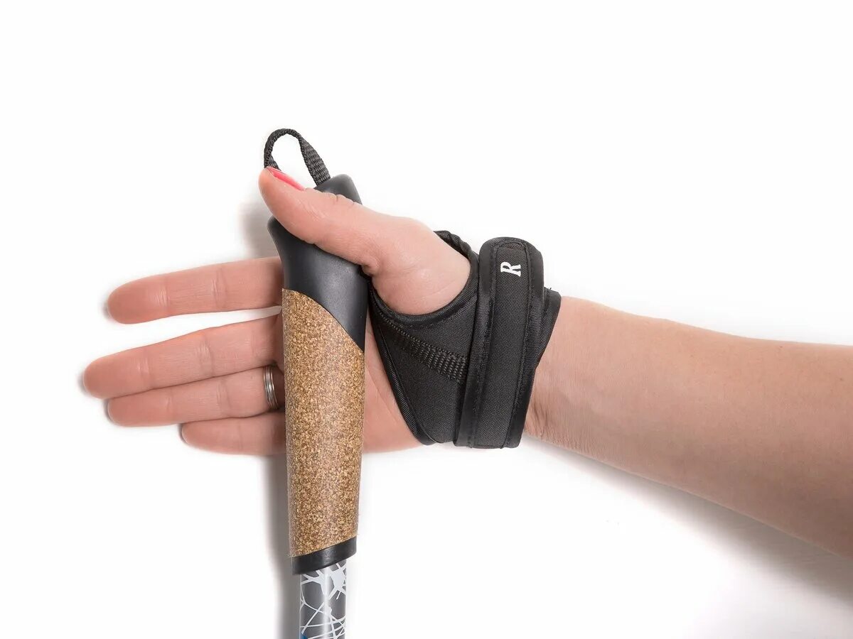 Как правильно одевать палки. Скандинавские палки tramp. Скандинавские палки в руке. Удобная ручка лыжной палки. Одевание палок для скандинавской ходьбы.