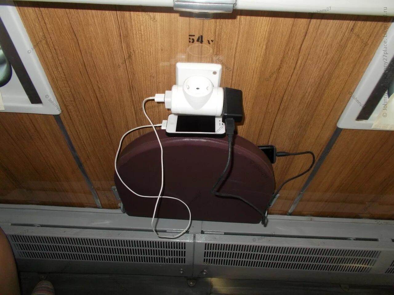 Usb зарядка в ласточке. Место для зарядки телефона. Розетки в купе. Розетки в плацкартном вагоне. Есть ли в поездах зарядка для телефона.