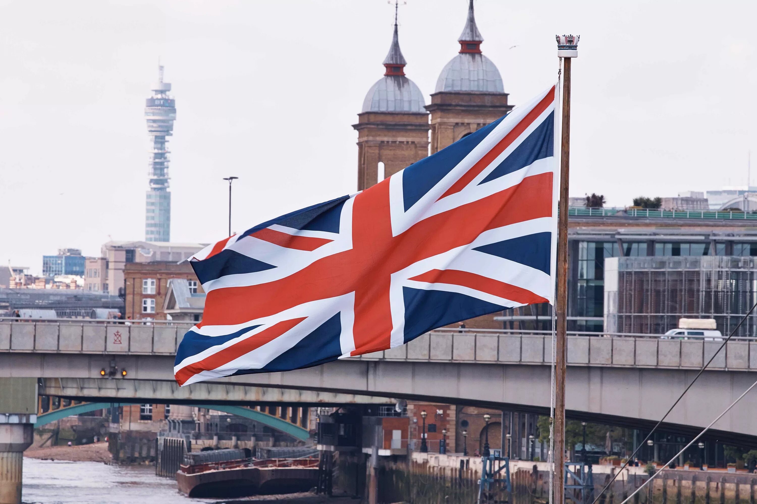 Флаг Британии. Лондонский флаг. Флаг uk. Флаг Великобритании фото. В великобритании спустили флаги