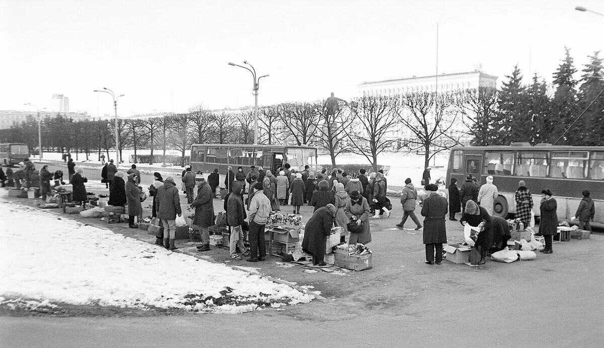 Санкт-Петербург 1995 год. Москва 1995 год. Автобусная остановка 1972 год. Автобусная остановка 1951 год.