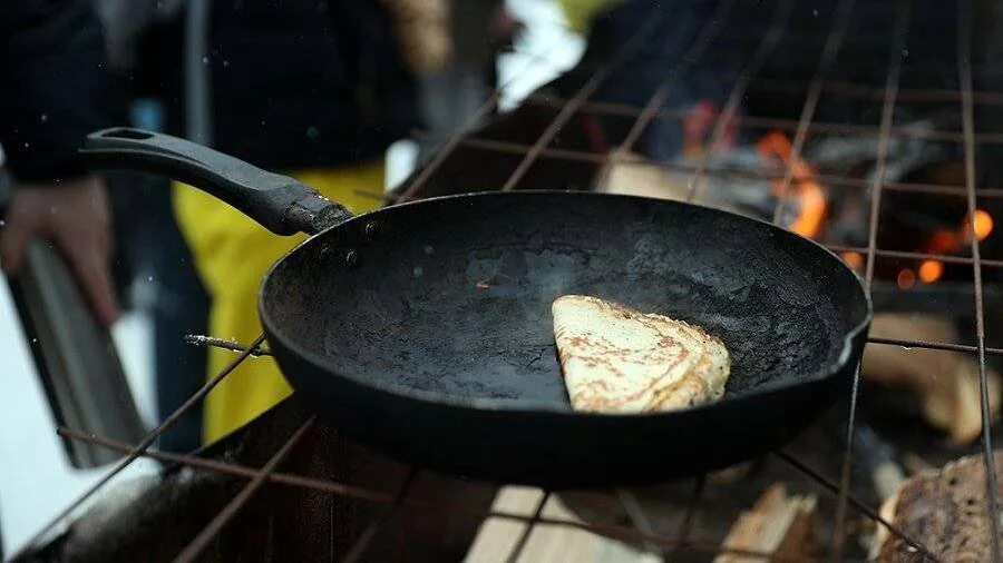 наливаем масло на сковородку. приготовление пищи. сковороды шеф повар. сковороды шеф повар. кулинария.