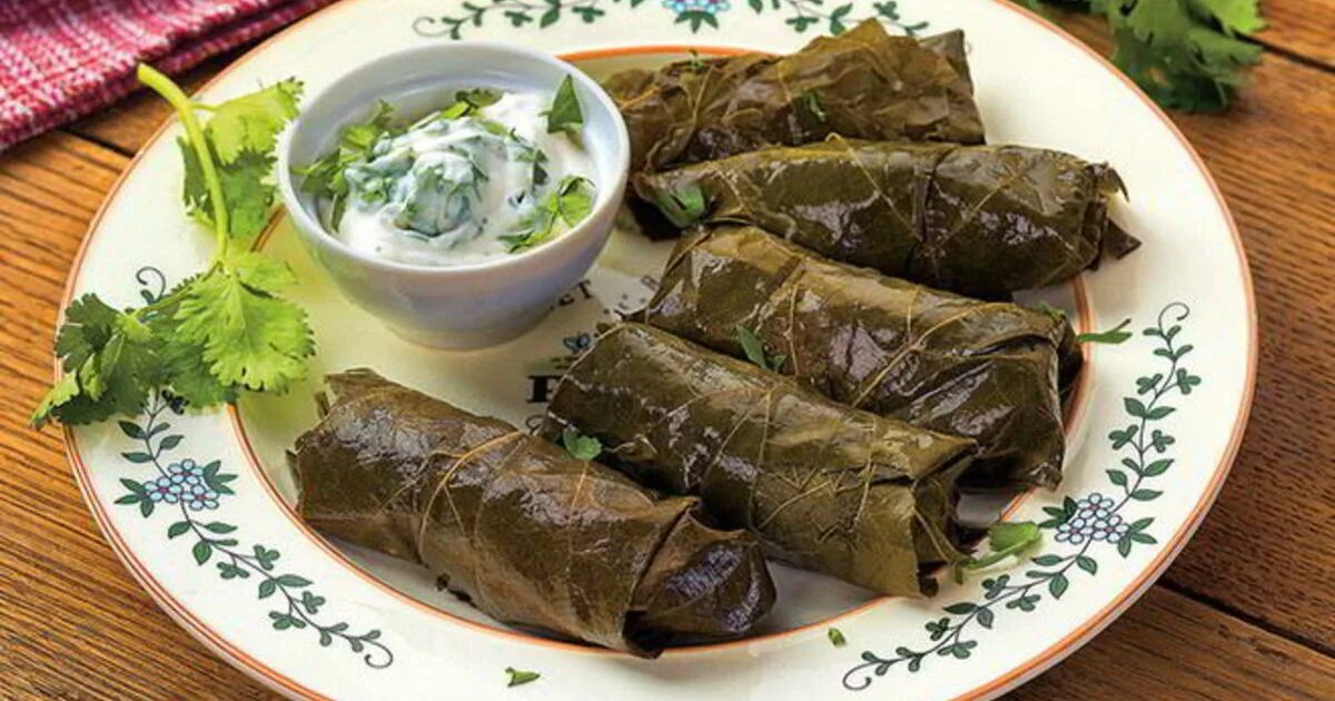 Долма или толма. Сарма долма. Толма ереванская с виноградными листьями. Бадамжан долма. Долма грузинская.