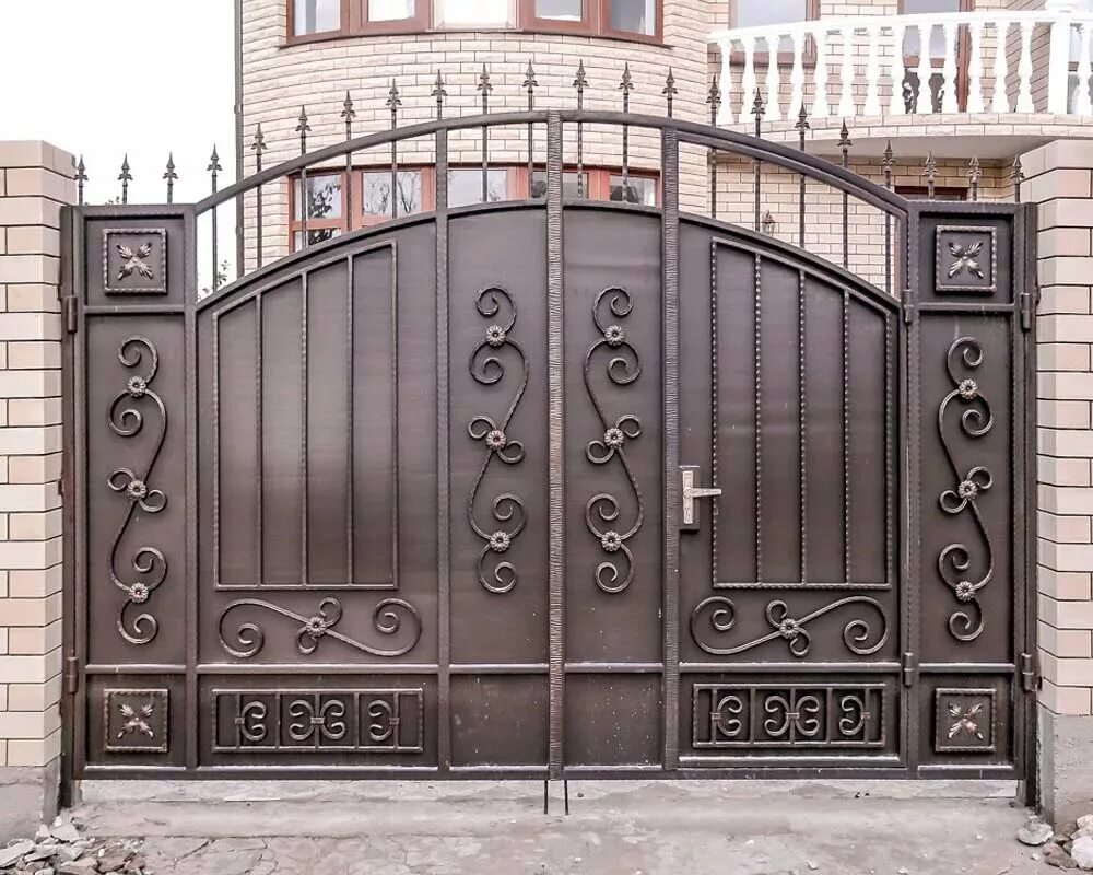 Кованые ворота Сикард. Кованые ворота Ишеева. Ворота 2700 на 1800 со встроенной калиткой. Сикард ворота и калитки. Купить ворота петербург