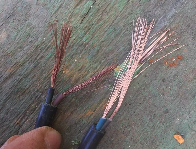 Провода плюс и минус цвета 2 провода. Синий красный коричневый провод. Коричневый провод это плюс. Проводка синий и коричневый.