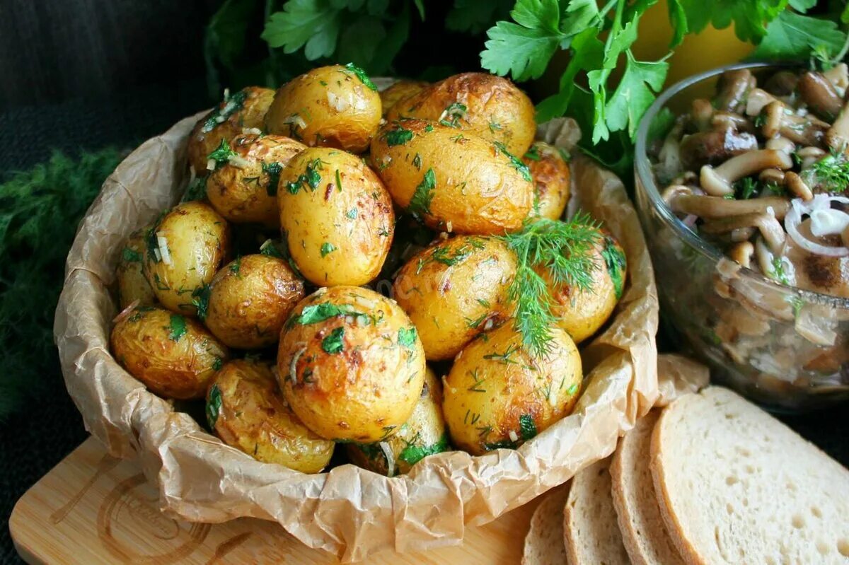 Рецепт вкусной картошки в духовке. Картошка в духовке. Печеный картофель. Картофель молодой. Молодая картошка.
