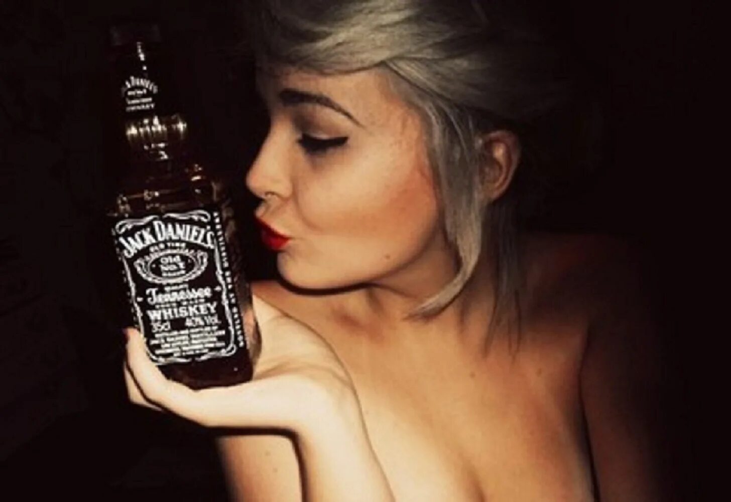 Вино обложка. Mary gu виски. Сегодня я пью виски чистым песня. Человек с сигарой и виски. Jameson виски в руке.