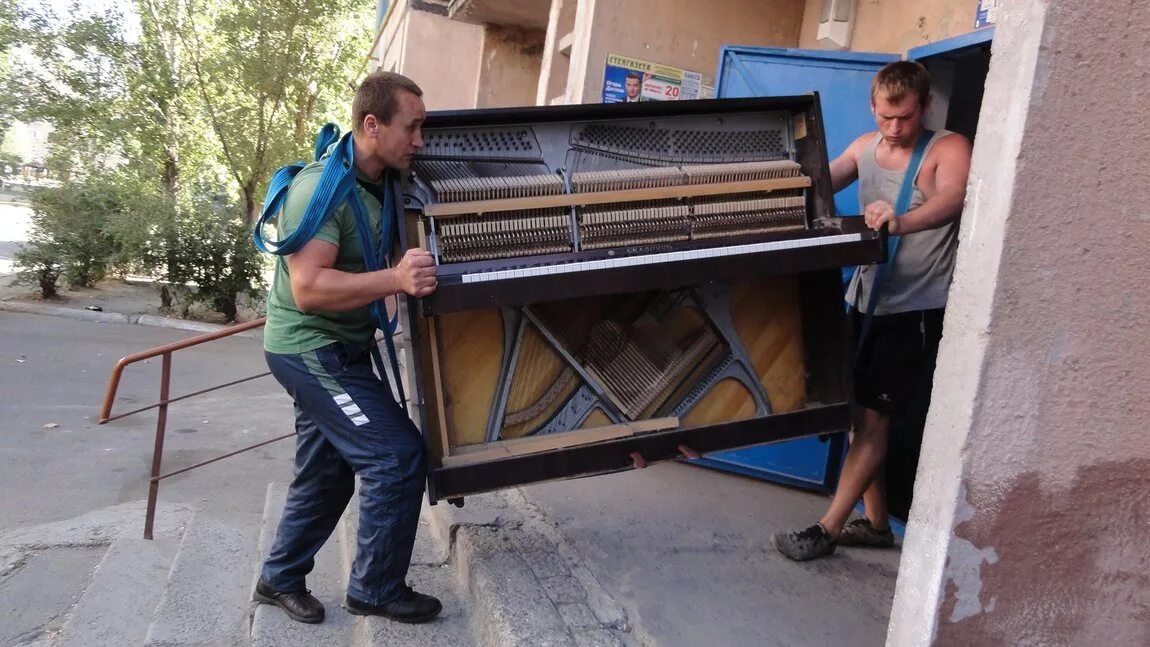 перевезти пианино. грузчики пианино. грузчики пианино. переноска пианино на ремнях. переноска пианино.