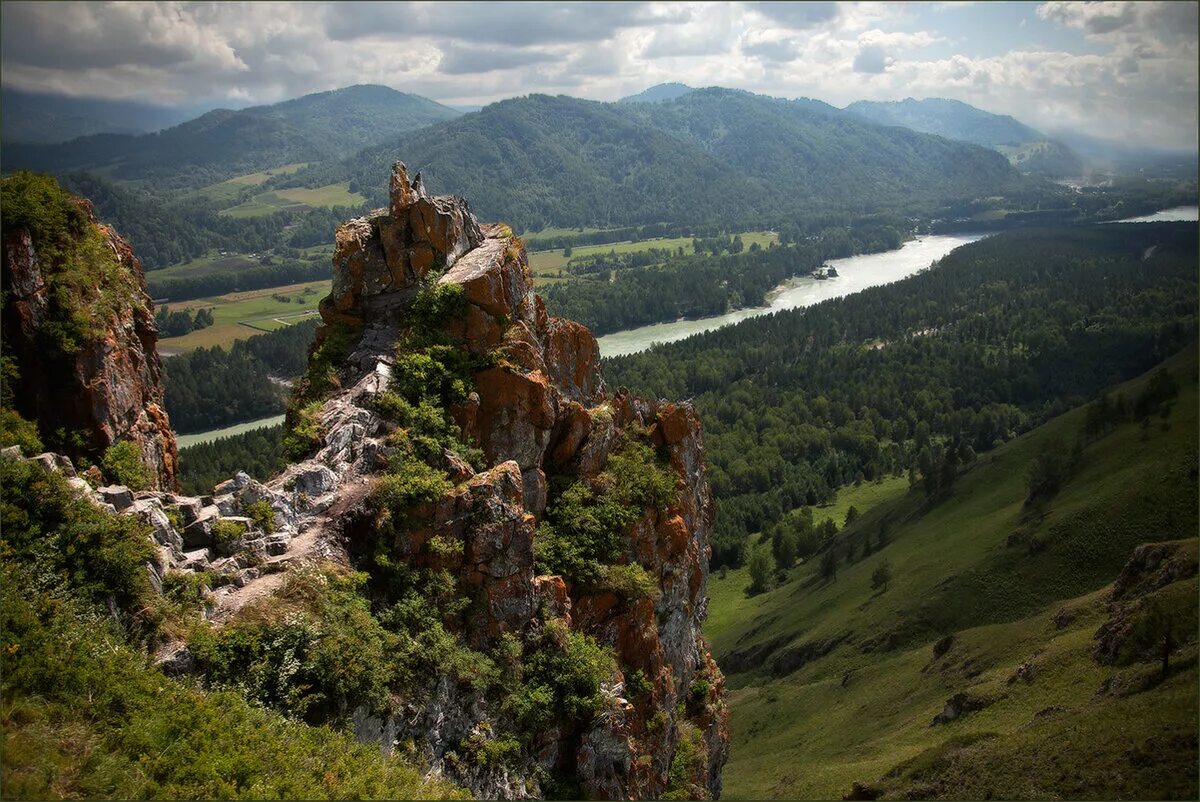 Природные достопримечательности алтайского края. Бийск горы Алтая. Чёртов палец горный Алтай фото. Бабырган горный Алтай. Гора чертов палец Алтай.