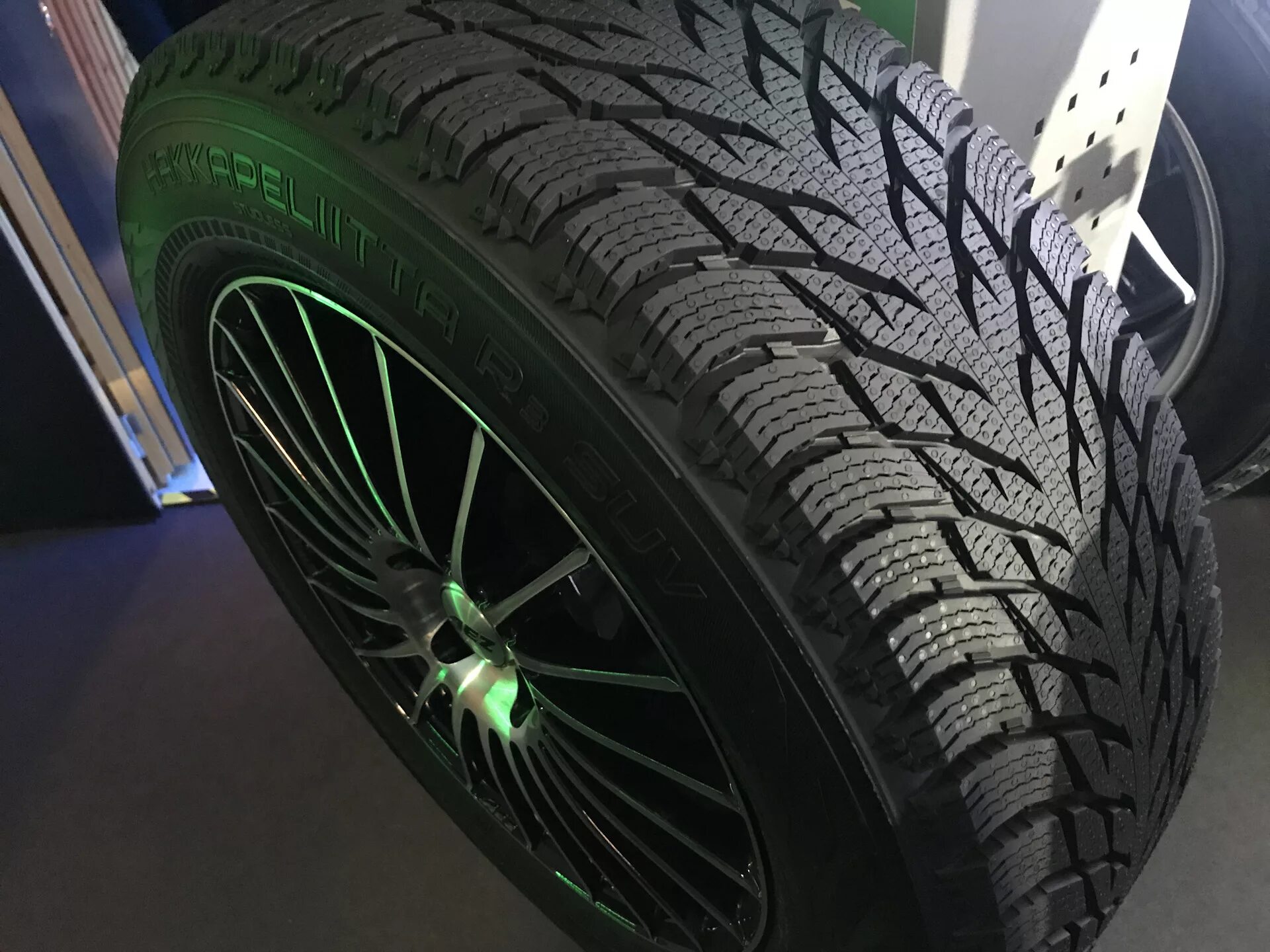 Купить новую резину r16. Hakkapeliitta r3 SUV. Nokian Tyres Hakkapeliitta r3 SUV зимняя. Nokian Hakkapeliitta r3 SUV. R17 Nokian Hakkapeliitta r3 SUV.