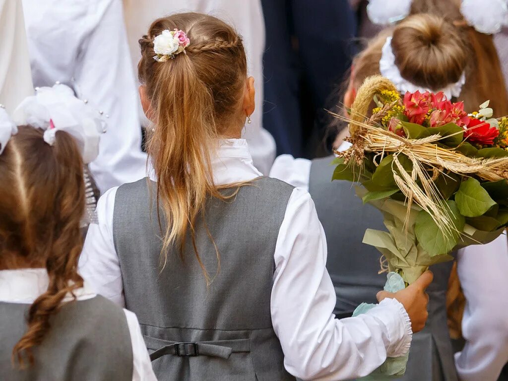 Первое сентября 8 класс. Первоклассник со спины. Цветы на первое сентября. Школьники 1 сентября. Ученица спиной.