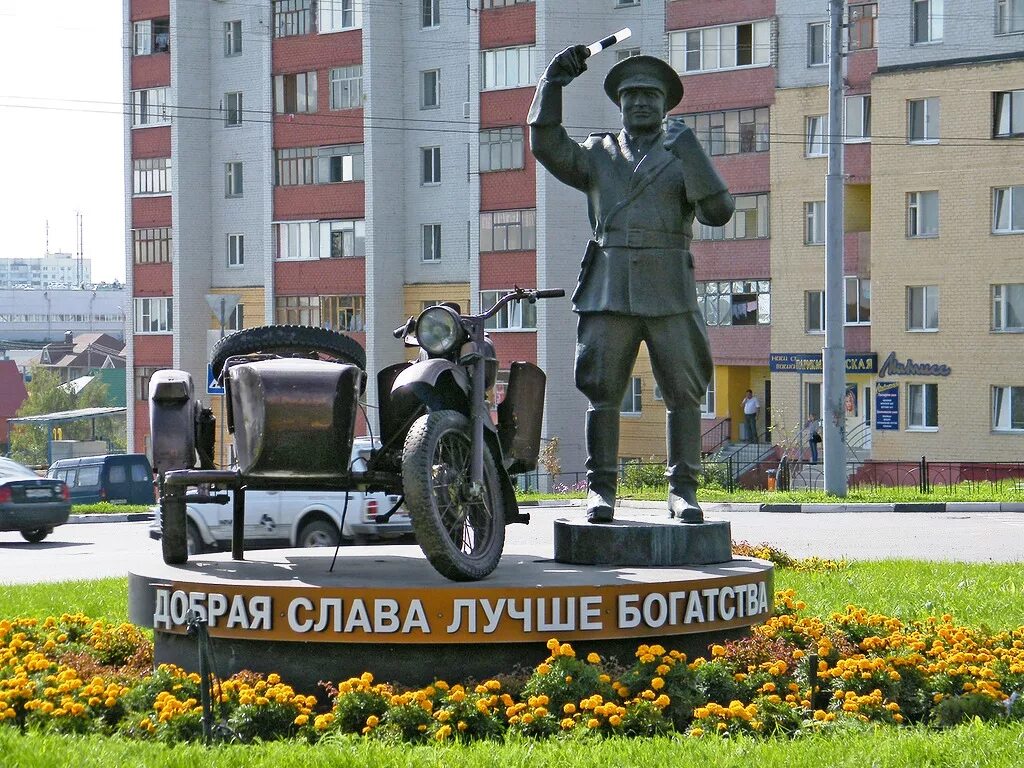 Лучшие в белгороде. Памятник Павлу Гречихину Белгород. Памятник неподкупному гаишнику Белгород. Памятник честному гаишнику п к Гречихину Белгород. Честный гаишник Белгород памятник.