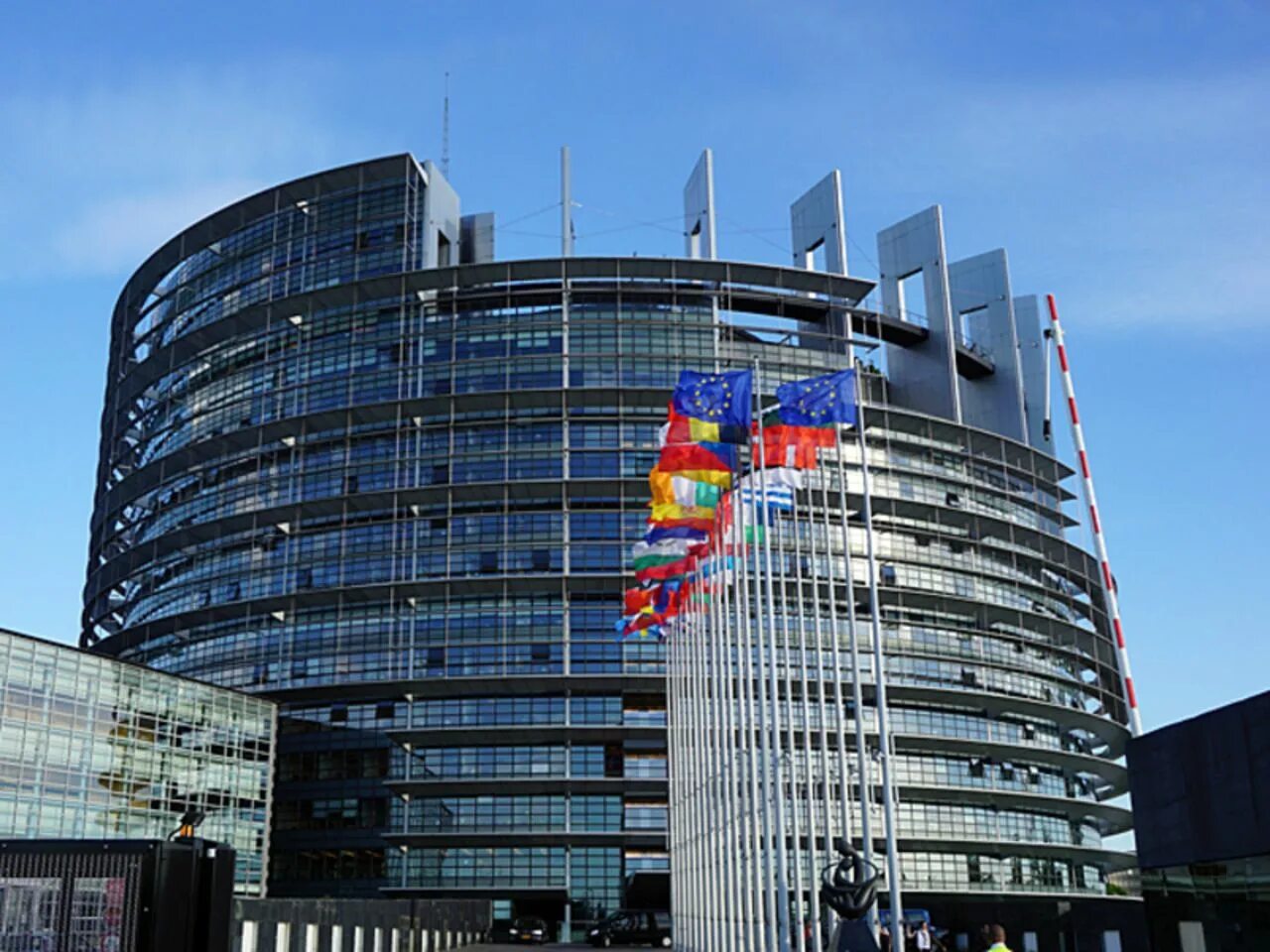 Страсбург Европарламент. Здание Европарламента в Страсбурге. Европейский парламент в Брюсселе. Здание Европарламента в Брюсселе.