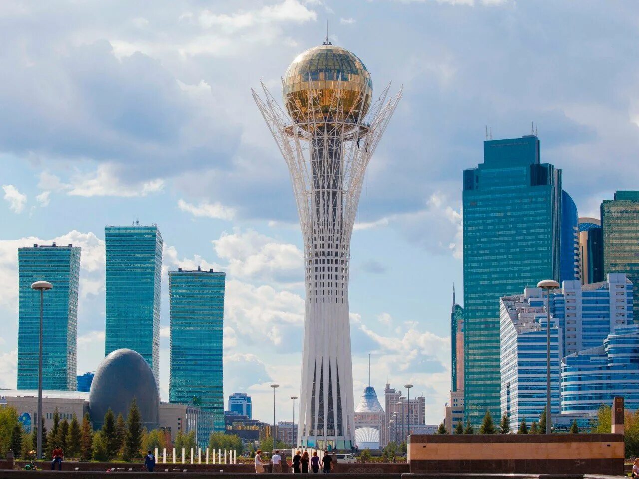 Астана расположена. Монумент Астана-Байтерек. Казахстан башня Байтерек. Байтерек Астана. Нурсултан башня Байтерек.