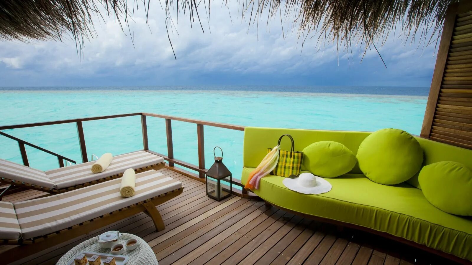 Maafushivaru Maldives 4*. Outrigger Maldives Maafushivaru Resort 4*. Красивый пляж с лежаками. Лежак на пляже. Место релакса