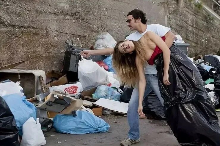 Зайдя за мусорный бак, девушка трахается с парнем на улице