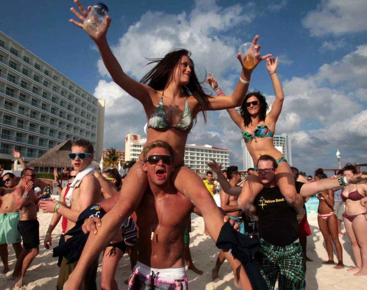 веселая компания на природе. марафон красоты и здоровья. тусовка на пляже. полны веселья. молодежные вечеринки на пляже.